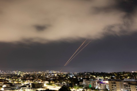 Benda-benda dicegat di langit setelah Iran meluncurkan drone dan rudal ke arah Israel, seperti yang terlihat dari Ashkelon, Israel (14/4/2024)  Foto: Amir Cohen/REUTERS