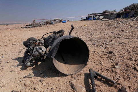 Sisa-sisa pendorong roket setelah Iran meluncurkan drone dan rudal ke arah Israel, dekat Arad, Israel, Minggu (14/4/2024) Foto: CHRISTOPHE VAN DER PERRE/REUTERS