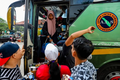 Sejumlah pemudik tiba di Terminal Kampung Rambutan, Jakarta, Minggu (14/4/2024). Foto: Iqbal Firdaus/kumparan
