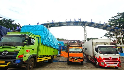 Sejumlah truk yang menumpuk di terminal AAL Palembang usai dilarang melintas demi menghindari kemacetan pada arus balik lebaran, Minggu (14/4) Foto: ary priyanto/urban id