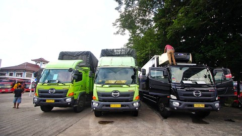 Sejumlah kendaraan truk pengangkut yang tertahan di terminal AAL Palembang akibat dilarang melintas demi menghindari kemacetan pada puncak arus balik, Minggu (14/4) Foto: ary priyanto/urban id