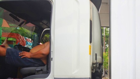 Seorang sopir kendaraan truk yang beristirahat di dalam mobil miliknya yang tertahan di terminal akibat larangan melintas hingga usai puncak arus balik, Minggu (14/4) Foto: ary priyanto/urban id