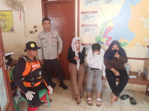 Keluarga pria yang tenggelam di Sungai Borang Palembang. (ist)