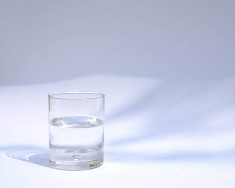 Ilustrasi Manfaat Minum Air Hangat di Pagi Hari. Sumber: Unsplash/manu schwendener