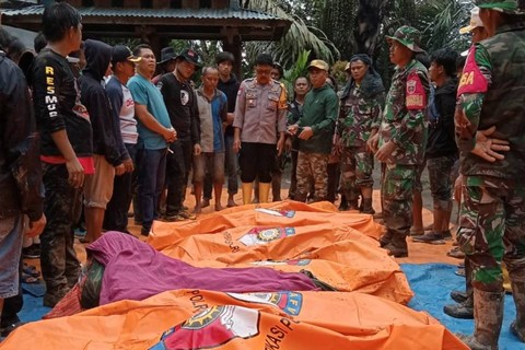 Tim SAR gabungan evakuasi korban longsor di Tana Toraja, Sulawesi Selatan, Minggu (14/4/2024). Foto: BPBD Sulsel