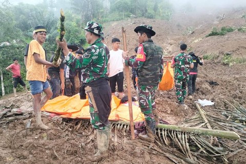 Tim SAR gabungan evakuasi korban longsor di Tana Toraja, Sulawesi Selatan, Minggu (14/4/2024). Foto: BPBD Sulsel