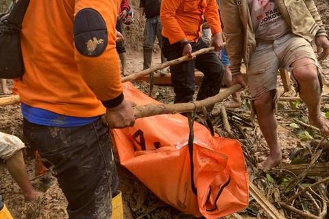 Tim SAR gabungan evakuasi korban longsor di Tana Toraja, Sulawesi Selatan, Minggu (14/4/2024). Foto: BPBD Sulsel