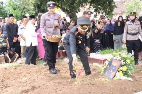 Upcara pemakaman Ipda Yusmana yang meninggal dunia saat tengah bertugas mengamankan arus wisata di Kawasan Pantai Anyer, Serang, Banten. Foto: Dok. Istimewa