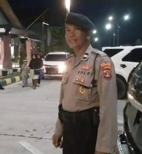 Aiptu Supriyanto saat mengembalikan tas pemudik berisi uang Rp 100 juta kepada pemiliknya. | Foto: Dok Humas Polres Lampung Tengah
