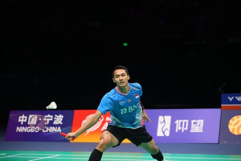 Tunggal putra Indonesia Jonatan Christie dalam partai final Badminton Asia Championship 2024 di China, Minggu (14/4/2024). Foto: PBSI