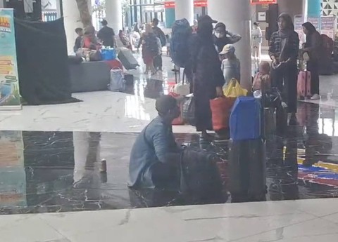 Pemudik beristirahat di Dermaga Eksekutif Pelabuhan Merak. Dok: kumparan.