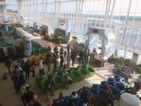 Suasana pemudik di Bandara Raden Inten II, pada arus balik H+3 lebaran. | Foto : Humas Bandara