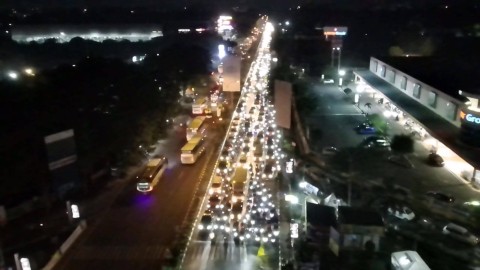 Kendaraan bermotor memadati jalan menuju wilayah Jabodetabek di Simpang Pemuda, Cirebon, Jawa Barat, Minggu (14/4/2024). Foto: kumparan