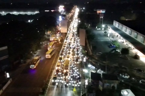 Kendaraan bermotor memadati jalan menuju wilayah Jabodetabek di Simpang Pemuda, Cirebon, Jawa Barat, Minggu (14/4/2024). Foto: kumparan