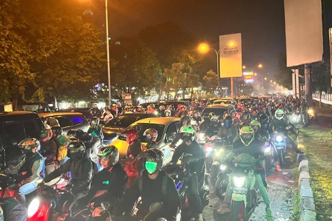 Kendaraan bermotor memadati jalan menuju wilayah Jabodetabek di Simpang Pemuda, Cirebon, Jawa Barat, Minggu (14/4/2024). Foto: kumparan
