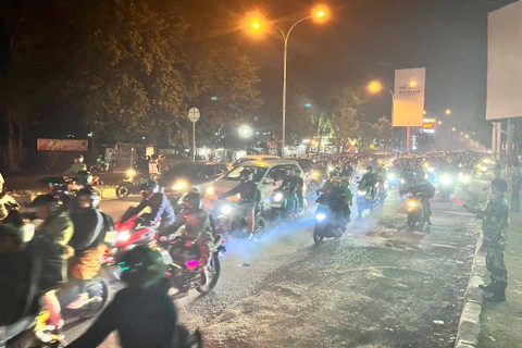 Kendaraan bermotor memadati jalan menuju wilayah Jabodetabek di Simpang Pemuda, Cirebon, Jawa Barat, Minggu (14/4/2024). Foto: kumparan