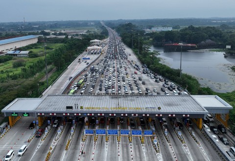 Foto udara kendaraan arus balik arah Jakarta terjebak kemacetan menjelang GT Cikampek Utama di Karawang, Jawa Barat, Minggu (14/4/2024).  Foto: Akbar Nugroho Gumay/ANTARA FOTO