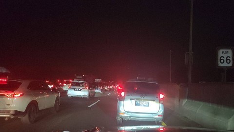 Kemacetan menuju arah Jakarta di Tol Jakarta-Cikampek, Minggu (14/4/2024). Foto: Arifin Asydhad/kumparan