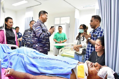 Panglima Komando Armada III, Laksamana Muda TNI Hersan menjenguk korban di RSAL dr. Oetojo Kota Sorong, Minggu (14/4/2024). Foto: Dispenal