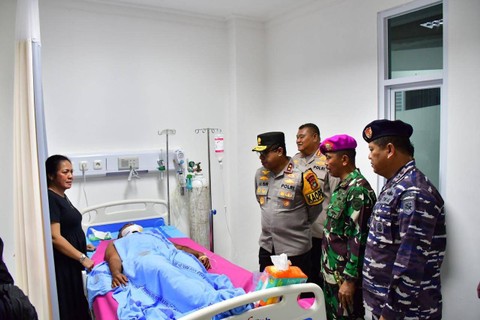Panglima Komando Armada III, Laksamana Muda TNI Hersan menjenguk korban di RSAL dr. Oetojo Kota Sorong, Minggu (14/4/2024). Foto: Dispenal