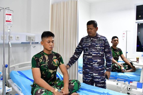 Panglima Komando Armada III, Laksamana Muda TNI Hersan menjenguk korban di RSAL dr. Oetojo Kota Sorong, Minggu (14/4/2024). Foto: Dispenal