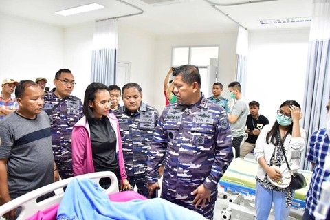 Panglima Komando Armada III, Laksamana Muda TNI Hersan menjenguk korban di RSAL dr. Oetojo Kota Sorong, Minggu (14/4/2024). Foto: Dispenal