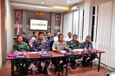 Konpers bentrokan yang melibatkan anggota TNI Angkatan Laut (TNI AL) dan Oknum Brimob di Polresta Sorong, Minggu (14/4/2024). Foto: Dispenal