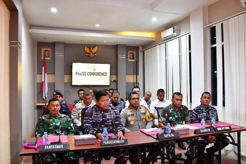 Konpers bentrokan yang melibatkan anggota TNI Angkatan Laut (TNI AL) dan Oknum Brimob di Polresta Sorong, Minggu (14/4/2024). Foto: Dispenal