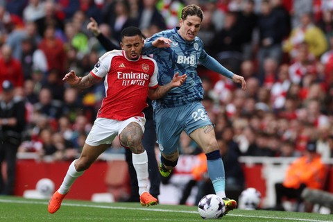 Pemain Arsenal Gabriel Jesus berebut bola dengan pemain Aston Villa Nicolo Zaniolo pada pertandingan lanjutan Liga Inggris di Stadion Emirates, London, Inggris, Minggu (14/4/2024). Foto: Paul Childs/REUTERS