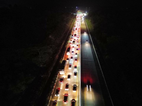 Kemacetan panjang hingga lebih 4 KM di Gerbang Tol Bakauheni Selatan pada Minggu (14/4) pukul 23.45 | Foto : Roza Hariqo / Lampung Geh
