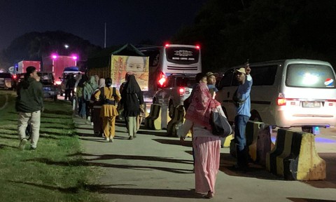 Bus berasap, penumpang berlarian di Pelabuhan Bakauheni, Senin (15/4/2024) | Foto: Roza Hariqo / Lampung Geh