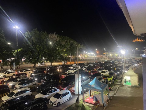 Antrean mobil di areal parkir Dermaga Eksekutif Pelabuhan Bakauheni, Lampung. | Foto: Eka Febriani/ Lampung Geh