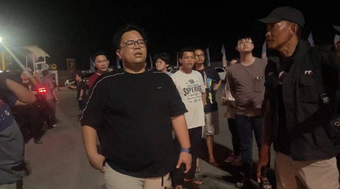 Riza dan puluhan pemudik lainnya yang terjebak hingga 7 jam di areal parkir Dermaga Eksekutif Pelabuhan Bakauheni, Lampung. | Foto: Eka Febriani/ Lampung Geh