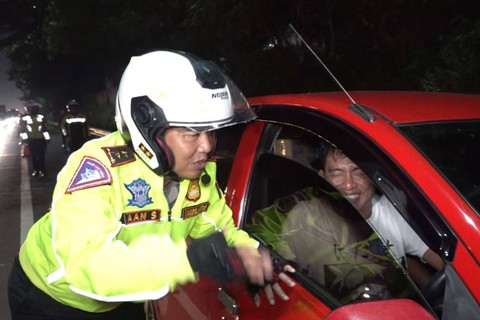 Kakorlantas Polri Irjen Aan Suhanan mengimbau pemudik yang berhenti di bahu jalan di Tol Japek, Senin (15/4/2024) Foto: Dok NTMC Polri