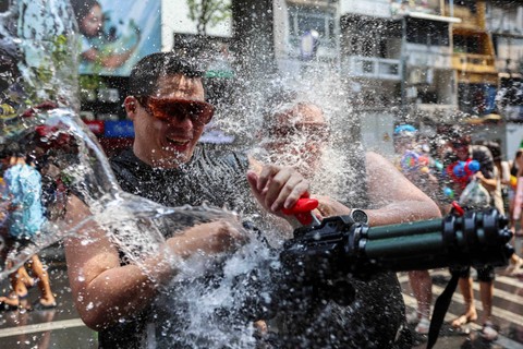 Penduduk lokal dan wisatawan bermain air saat merayakan hari raya Songkran yang menandai Tahun Baru Thailand di Bangkok, Thailand (13/4/2024) Foto: Chalinee Thirasupa/REUTERS
