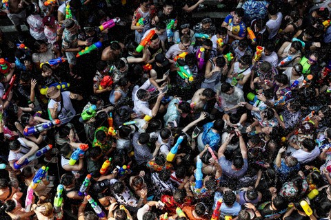 Penduduk lokal dan wisatawan bermain air saat merayakan hari raya Songkran yang menandai Tahun Baru Thailand di Bangkok, Thailand (13/4/2024) Foto: Chalinee Thirasupa/REUTERS