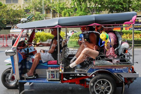 Penduduk lokal dan wisatawan bermain air saat merayakan hari raya Songkran yang menandai Tahun Baru Thailand di Bangkok, Thailand (13/4/2024) Foto: Chalinee Thirasupa/REUTERS