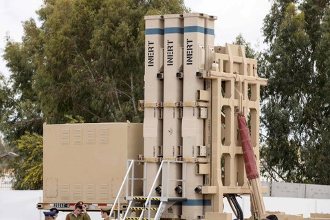 Gambar yang diambil pada tanggal 2 April 2017, menunjukkan sistem pertahanan rudal David's Sling milik Israel saat upacara pengumuman kapasitas operasionalnya di pangkalan Angkatan Udara Hatzor. Foto: JACK GUEZ / AFP