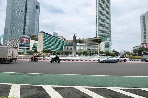 Situasi lalin di Jakarta sehari sebelum pekan cuti bersama lebaran usai, Senin (15/4/2024) Foto: Haya Syahira/kumparan