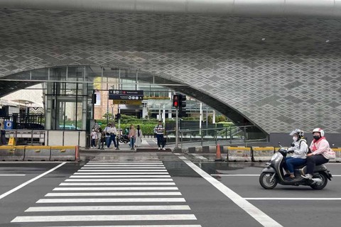 Situasi lalin di Jakarta sehari sebelum pekan cuti bersama lebaran usai, Senin (15/4/2024) Foto: Haya Syahira/kumparan