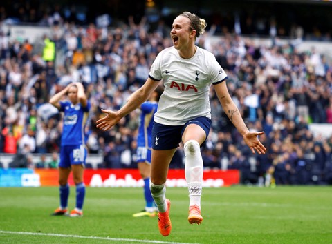 Martha Thomas dari Tottenham Hotspur merayakan gol kedua mereka (14/4/2024) Foto: John Sibley/Reuters