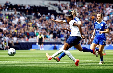 Jessica Naz dari Tottenham Hotspur mencetak gol pertama mereka (14/4/2024) Foto: John Sibley/Reuters