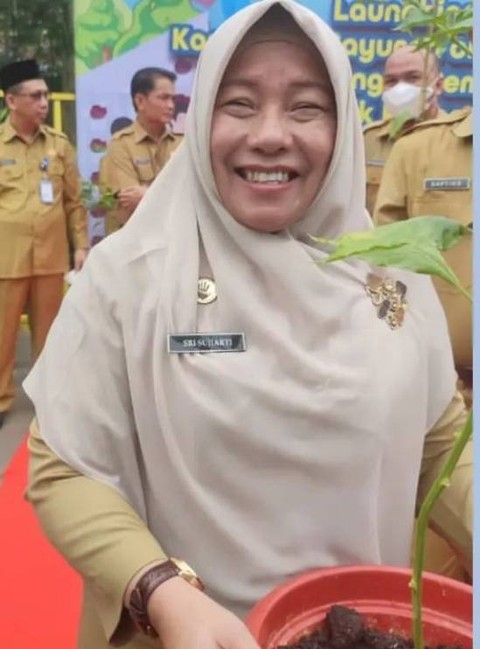 Kepala Dinas Pendidkan Kota Pontianak, Sri Sujiarti. Isu Menteri Pendidikan mewajibkan siswa mengenakan baju adat sebagai seragam sekolah ternyata tidak benar. Foto: Instagram @dikbudkotapontianak