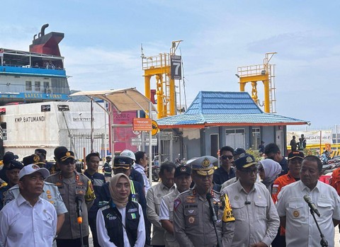 Menteri Koordinator Bidang Pembangunan Manusia dan Kebudayaan (Menko PMK), Muhadjir Effendy, Menteri Perhubungan, Budi Karya Sumadi, dan stakeholder lainnya meninjau arus balik Lebaran 2024 dari Pulau Sumatera ke Jawa di Pelabuhan Bakauheni, Lampung, Minggu (14/4). Foto: dok. PT ASDP Indonesia Ferry
