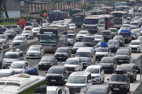Sejumlah kendaraan arus balik arah Jakarta terjebak kemacetan di Tol Jakarta-Cikampek (Japek), Karawang Timur, Jawa Barat, Senin (15/4/2024). Foto: Akbar Nugroho Gumay/ANTARA FOTO