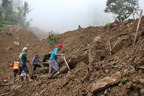 Tim SAR gabungan bersama warga melakukan pencarian korban tanah longsor di Palangka, Kelurahan Manggau, Kecamatan Makale, Kabupaten Tana Toraja, Sulawesi Selatan, Senin (15/4/2024). Foto: Arnas Padda/ANTARA FOTO