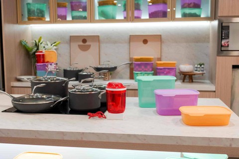 Produk wadah makanan Tupperware asli memiliki ciri-ciri tulisan dan logo food grade, kode produksi, dan microwave safe Foto: Dok.Tupperware Indonesia