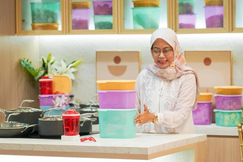 Produk wadah makanan Tupperware asli memiliki ciri-ciri tulisan dan logo food grade, kode produksi, dan microwave safe Foto: Dok.Tupperware Indonesia