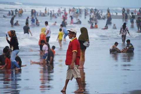 Ilustrasi wisatawan memadati kawasan Pantai Parangtritis, Bantul, DIY. Foto: Shutterstock)