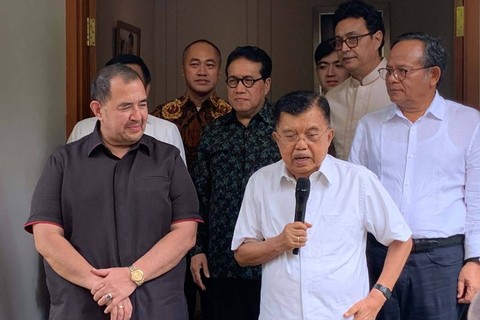 Wakil Presiden ke 10 dan 12 sekaligus Ketua Dewan Masjid Indonesia, Jusuf Kalla (JK) dan Pendeta Gilbert Lumoindong konferensi pers di kediaman JK, Jalan Brawijaya, Jakarta, Senin (15/4/2024).  Foto: Luthfi Humam/kumparan